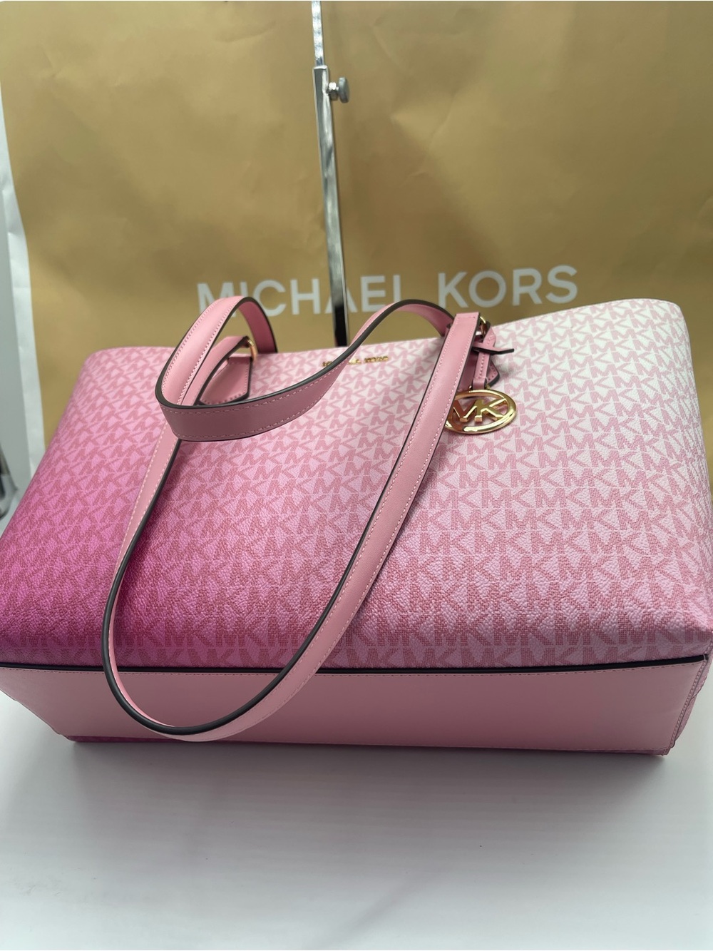 MICHAEL MICHAEL KORS SHEILA
CARNATION LG Multifunctional TOTE bag
Carnation
NWT - Picture 3 of 16